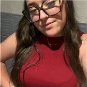 Profesora con experiencia dando clases a niños, que disfruta lo que hace y viendo a los pequeños aprender